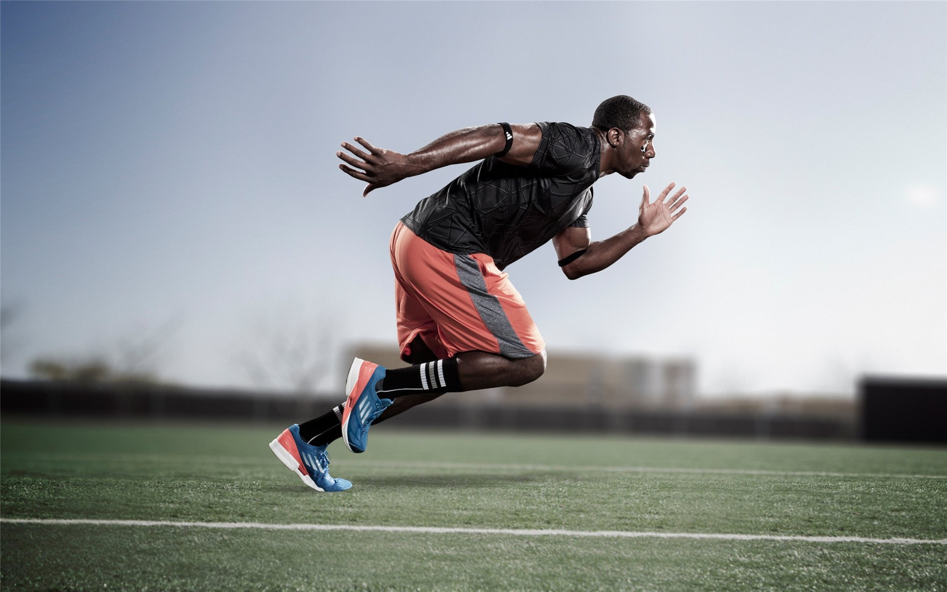 智能虚拟车队:AI助力比赛策略,智能车模拟